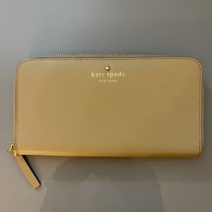 Kate Spade wallet, barely used. 8x4 inches.